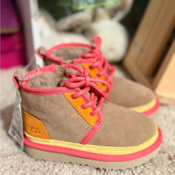 UGG Neumel Chukka New toddler Boots Sz 9 - Tan Orange and Pink